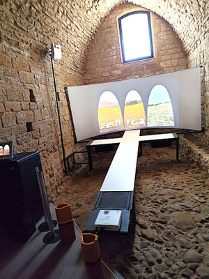 Stallungen, heute Videovorführraum (Video: "Land und Blut. Der Feudalkrieg [Guerra de Remences / der abhängigen Bauern] im Empordà" (15. Jh.). Er betraf auch die Feudalherrschaft der Bischöfe