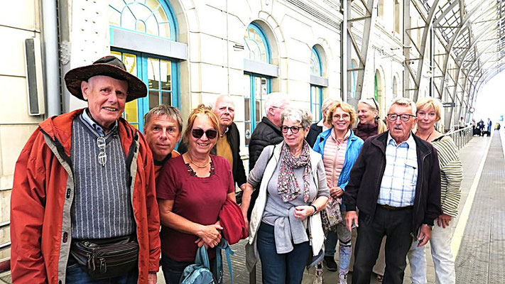 Auf dem Bahnhof von Portbou versammeln wir uns erst einmal zum Gruppenfoto- Der riesige Bahnhof stammt aus Zeiten, in denen Portbou noch ein wichtiger Grenzort war