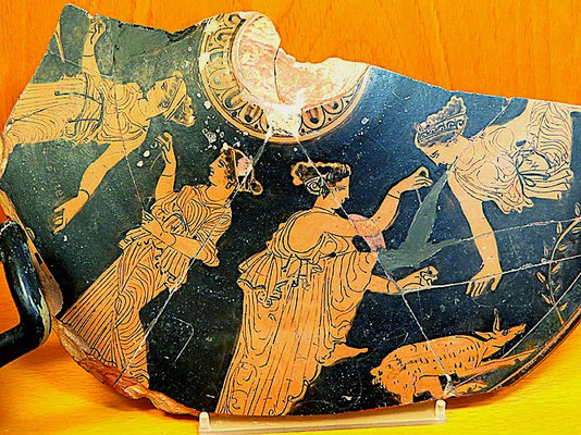 In Ullastret gefundener Deckel einer Lekanis mit roten Frauenfiguren, um 420 v. Chr. Quelle: Terres der Girona, Ullastret