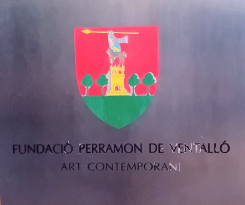 Schild am Eingang des Museu Perramon mit dem vereinfachten und modernisierten Wappen der Familie Perramon. Aus dem Hund des Wappens am Hoftor ist ein ritterliches Pferd geworden!
