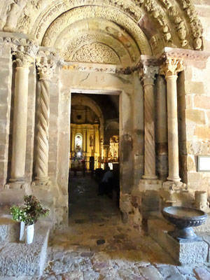 Blick von dr Vorhalle ("Paradies") zum prachtvollen inneren Eingangsportal und in die Kirche