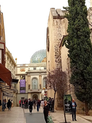 Blick zum Theatro-Museu Dalí