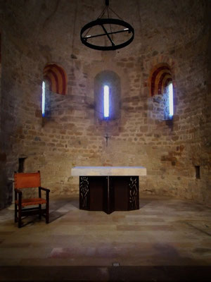 Altarraum - der Altar wurde unlängst vom Bischof von Girona geweiht 