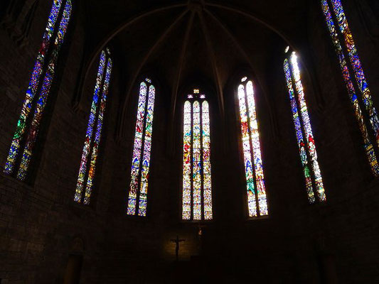 Die Kirchenfenster im Chor stammen aus dem 20. Jahrhundert, sind aber dem gotischen Stil angepasst