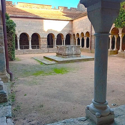 Kreuzgang Sant Pere de Rodes mit barocker Brunneneinfassung