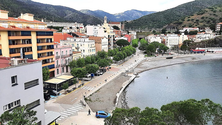... auf Portbou, das Meer und die umliegenden Berge, über die Benjamin nach Portbou kam