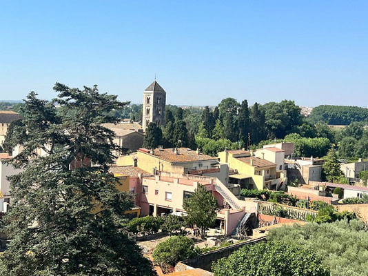 Blick auf das Dorf und die Canònica/Klosteranlage Richtung Figueres