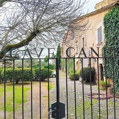 Cave Canem: Hüte dich vor dem Hund - nicht nur Warnung, sondern wohl auch Anspielung an das Wappen der Familie Perramon, das einen Hund zeigt.