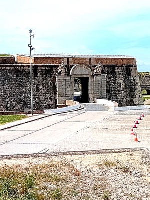 Eingangs-(Vor-)Tor Castell Ferran