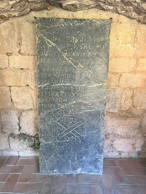 Eine der Grabplatten im Kreuzgang - Der Tote - wohl ein Geistlicher -  ist 1629 gestorben. Unten ein Knochen-/Todessymbol mit einem unentschlüsselbaren Namen