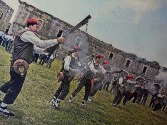 Trabucaires und Miqueletes überwältigen 1811 die französische Besatzung des Castells Ferran. Nachgestellte Szene (Quelle: Zeitungsbild "Empordà", 27.05.2008)