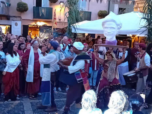 - hier eine orientalische Gruppe -