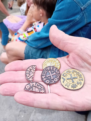 Erst einmal wird Geld umgetauscht - Euro in mittelalterlich Diners. Mit ihnen wird auf dem Markt bezahlt