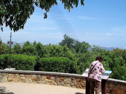 Von dort öffnet sich die ( die jetzt allerdings durch Bewuchs eingeschränkte) Aussicht über die Ebene des Baix Empordà, Teile der Costa Brava bis hin zu den Pyrenäen