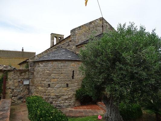 Apsiden der Kirche von außen