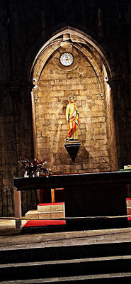 Der Kirchenpatron Sant Genís über dem Altar (neuere Statue)