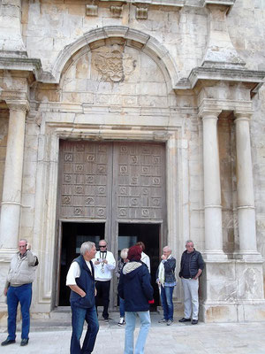 Vor der Kirche von L´Escala, geweiht dem Fischerheiligen Sankt Peter und der frühchristlichen Märtyrerin Santa Maxima