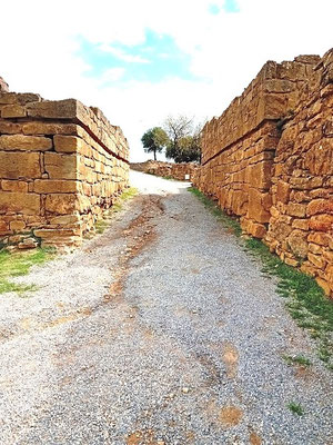 Die Reste des Hauptores von Ullastret von außen