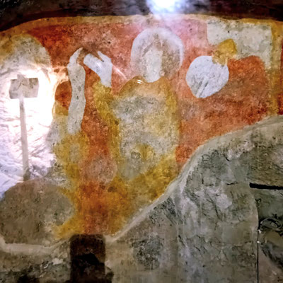 Schwer zu deutendes Wandbild am oberen Chorumgang der Kirche Sant Pere des Rodes. Jesus und Johannes der Täufer: "Siehe, das ist das Lamm Gottes, das der Welt Sünde trägt"?