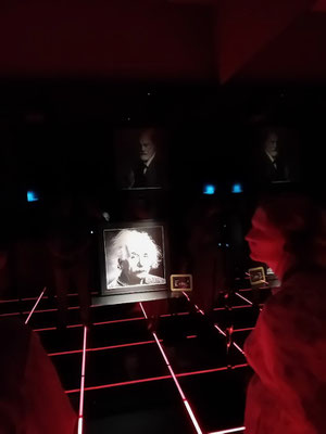 Dalí schätzte Einstein, Newton, (Korpuskular-)Physik, Mathematik ...