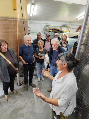 Bárbara erklärt den Prozess der Weinreifung