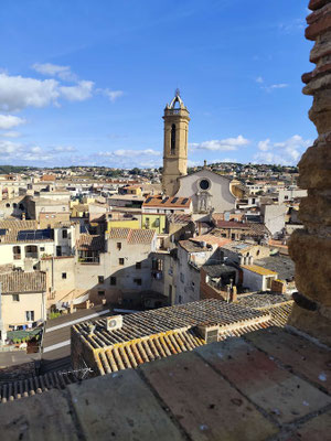 Blick vom Dach des Bischofspalastes (Castell Palau) auf die Dächer der Stadt und die Kirche Santa Maria