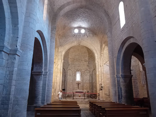 Blick in den Kirchenraum. Er ist harmonisch nach "Maß und Zahl" und dem Wechsel von Hell und Dunkel gestaltet.