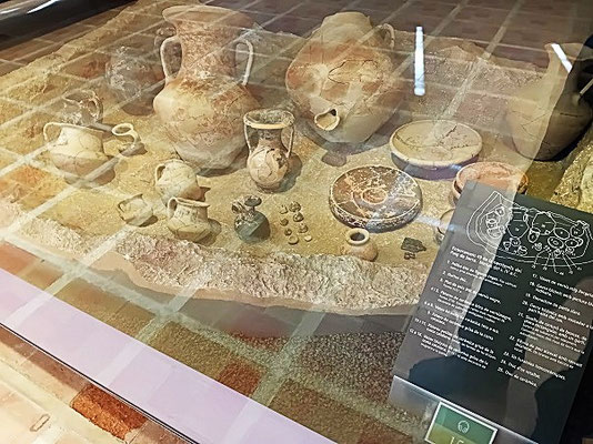 Ein Grabund mit Aschenurne (kleines Gefäß in der Mitte) und Beigaben vom Puig de Serra