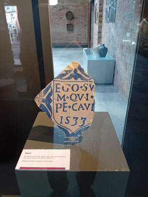 Alte Fliese aus dem Schloss Vulpelac mit Aufschrift: "Ich bin es, der gesündigt hat-1533". Biblisches Zitat und mit einer Eifersuchts-, Mordüberlieferung eines Schlossherrn verbunden.