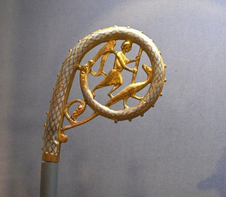 Michaels Drachenkampf. Krümme eines Abts- oder Bischofsstabes, um 1220–1235, Kupfer, vergoldet und Emaille, Unbekannter Künstler, Köln, Museum Schnütgen. Quelle: www.kunstbeziehung.de, Michael