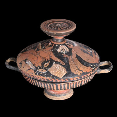 So sieht eine Lekanis aus.Diese stammt aus Apulien (um 350 v.Chr.). Badeszene: Frau mit Erosfigur. Quelle: www.ancient-art.co.uk