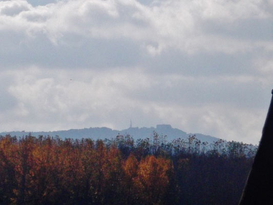 Blick vom Garten des Hauses auf den Berg mit dem Santuari dels Angels über Girona