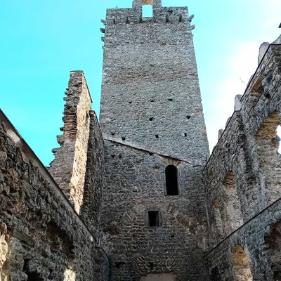Der Wehrturm von der zweiten Ebene des Empfangsgebäude aus gesehen