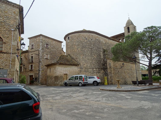 Gang durch den Ort: Platz vor der Kirche