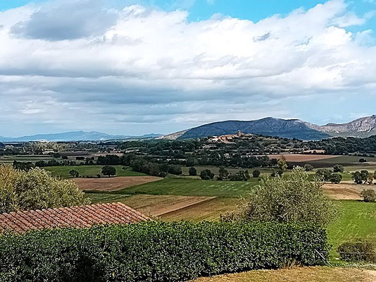 Blick vom Puig Andreu nach Serra de Darró hinüber - in der Senke befand sich früher ein See