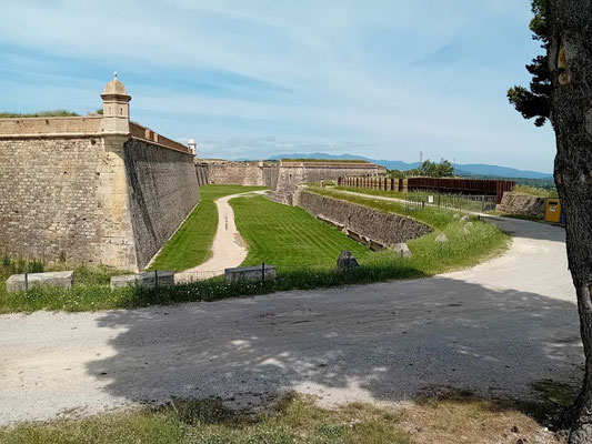 Blick in den Graben um die Bastion San Naciso. Auf der Bastionsecke eine Garita