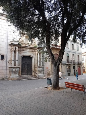 Die barocke Hospitalkirche (Nuestra Señora de la) "Pietat" (1783) und der Platz "Benet Mercader" (Maler)