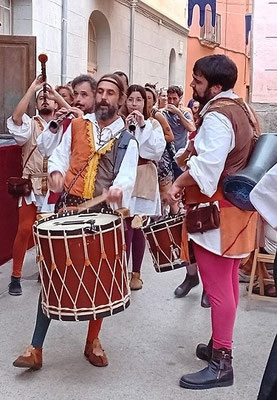 Mittelalterliche Musikgruppen ziehen durch die Stadt ...