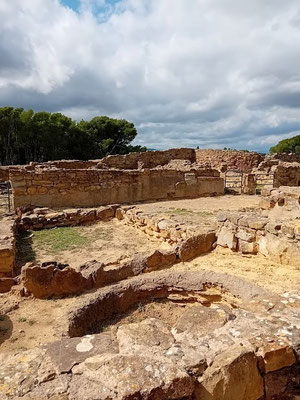 Grundriß eines einfachen Hause. Im Vordergrund ein altes Wasserreservoir (?)