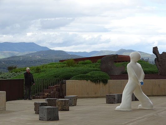 Blick von einer Terrasse mit Skulptur von Robert Llimós