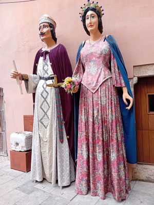 Vor dem Mittelaltermuseum steht das Grafenpaar in der Gestalt von Giganten zum "Ball der Giganten" bereit 