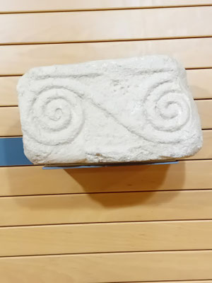 Stein mit Doppelspirale, Symbole des Werdens, Vergehens und der Wiedergeburt