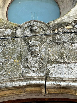 Das Wappen des Stifterabtes der Kapelle mit Löwenhaupt und Engel über dem Portal