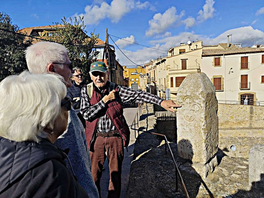 Auf der alten, von dem Bischof Arévalo de Zuazo in Auftrag gegebenen Brücke - auf ihr ein Stein mit dem Bischofswappen und dem Wappen Bisbals, dem Bischofskreuz
