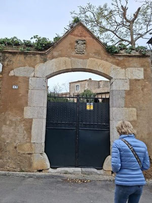 Tor zum Can Perramon mit Wappen