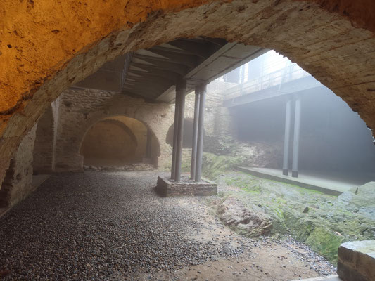 Unterer Kreuzgang Sant Pere de Rodes - Stahlträger stützen das Gewicht des darüber liegenden Ebenen ab