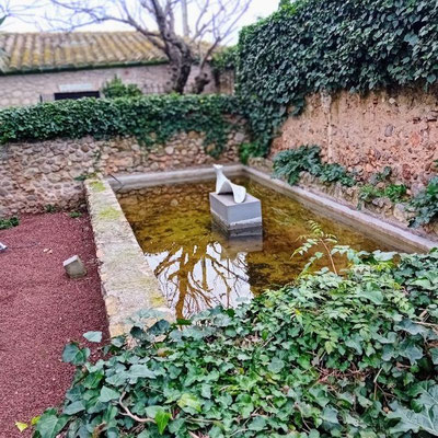 Becken im Sulpturengarten des Museu Perramon