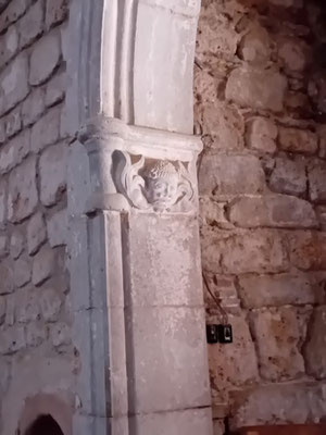 Auch am Eingang zur Kirche - vom Kreuzgang aus - findet sich ein solcher Kopf
