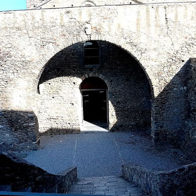 Vorhof und Vortor zum Narthex