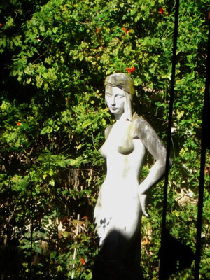 Figur im Garten